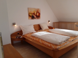 Schlafzimmer mit Kinderbett