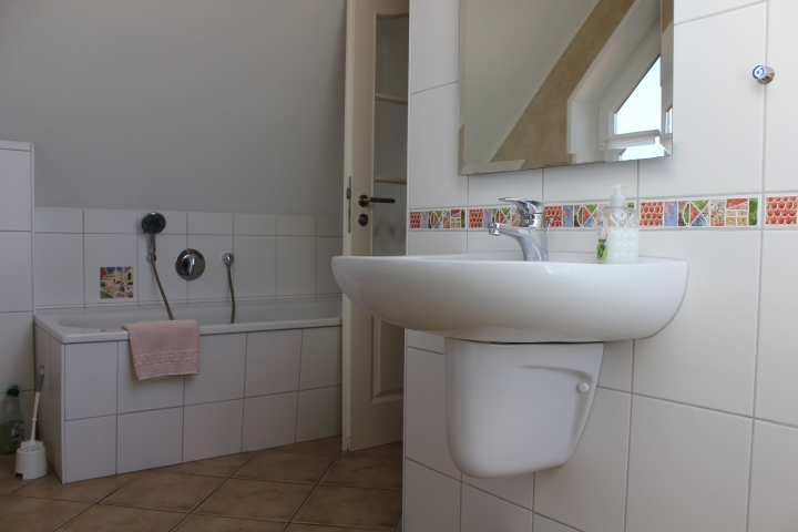 Bad mit Wanne und Dusche