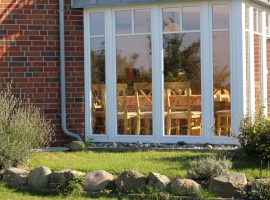Der Erker mit dem Esstisch  im Kaminzimmer mit Blick vom Garten