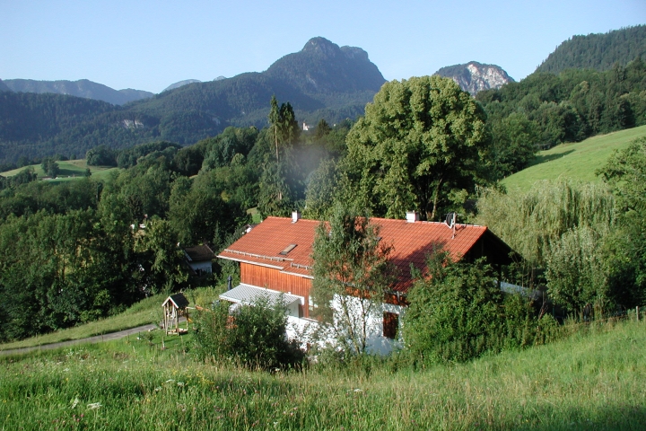 Ferienwohnung Südpanoramablick | Hausansicht im Südhang aus NO ( nach SW )