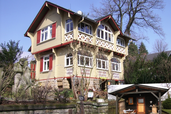 Haus mit Hütte  - die Hütte befindet sich separat auf unserem Grundstück.