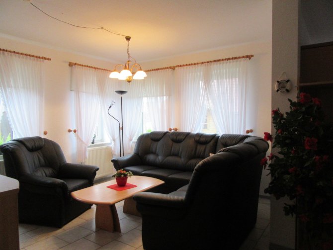 Ferienhäuser Haus Seeräuber in Neßmersiel | Wohnzimmerbereich mit gemütlicher Rundecke