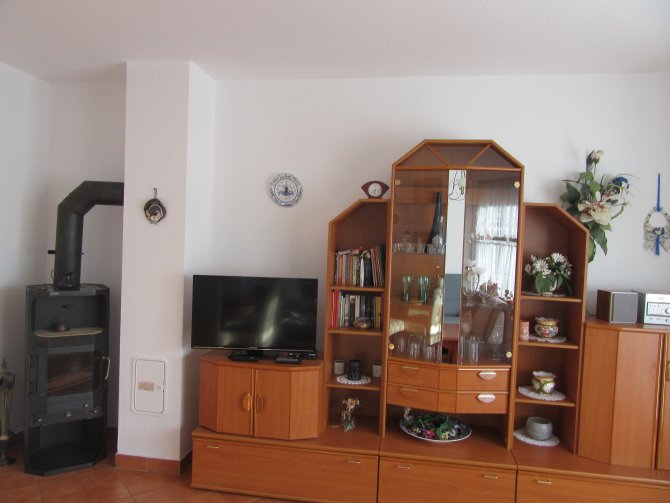 Wohnzimmer mit Kaminofen und Flachbildfernseher - neu -