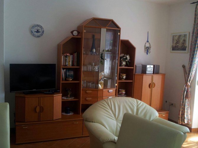 Wohnzimmerbereich mit Kaminofen & Flachbildfernseher,
 Sofagarnitur - neu -  grau- weiß