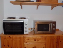 Küchenschrank mit Mikrowelle und Grill