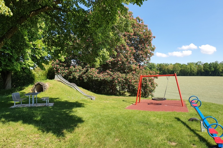 Spielplatz (öffentlich) hinter dem Haus