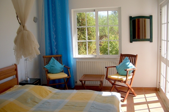 Schlafzimmer mit Ost-Südblick in den Garten und eigenem Ausgang zur Terrasse