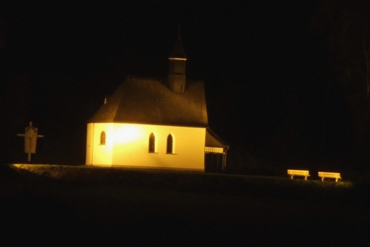 Eine Nachtansicht der Kapelle von Züschen