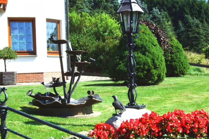 Bronce-Brunnen mit Außenlampe der Ferienwohnung Haus Dorothee