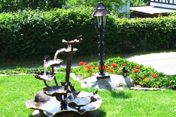 Der Bronce-Brunnen direkt vor der Terrasse der Ferienwohnung