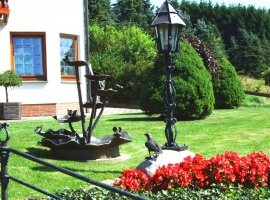 Bronce-Brunnen mit Außenlampe der Ferienwohnung Haus Dorothee