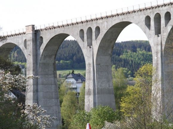 Das Viadukt dient zur Überbrückung des Tals für die alte Eisenbahn von Korbach kommend. 