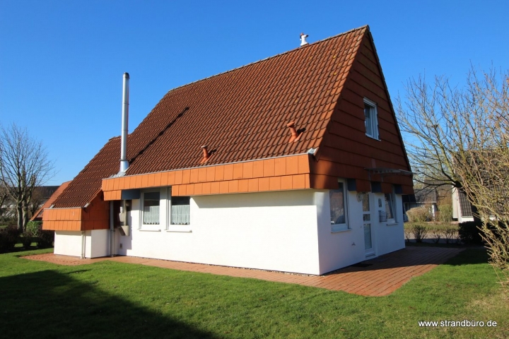 Seiten Ansicht mit Blick zum Hauseingang und Parkplatz.