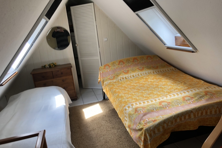 Doppelbett 1,40 m x 2,00 m umd Einzelbett 0,90 m x 2,00 m im oberem Stockwerk.Bettwäsche und u.Handtücher auf Nachfrage pro Person Euro 10,00.
