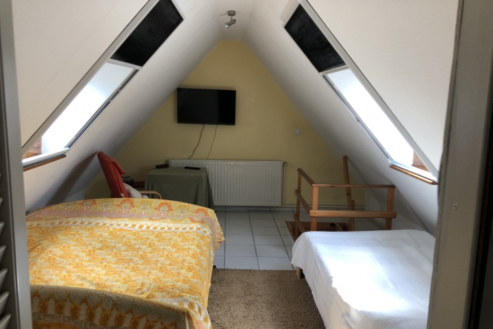 Schlafzimmer unterm Dach mit zwei Betten. Doppelbett 1,40m x 2,00 und Einzelbett 0,90 x 2,00