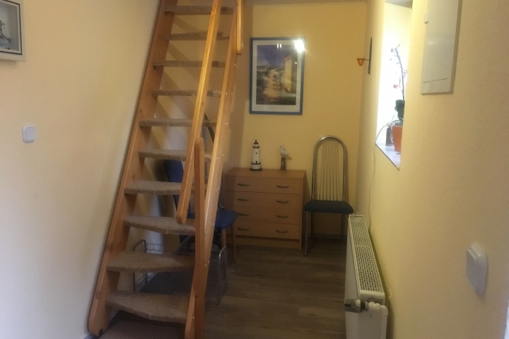 Flur und Treppe zum Schlafzimmer 