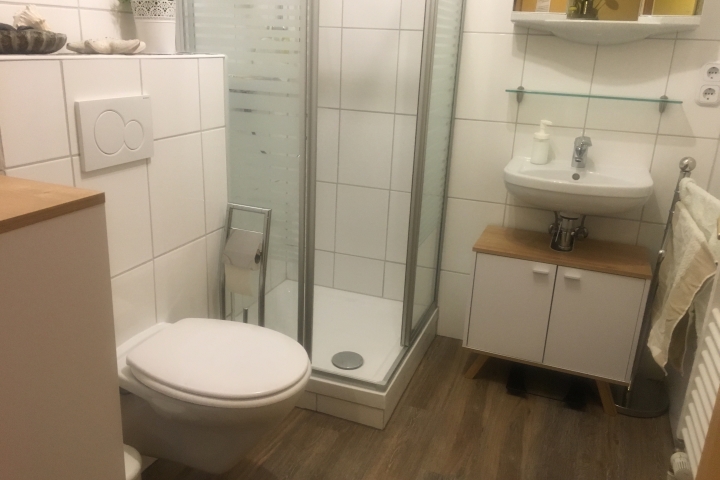 Bad mit WC und Duschbad. Fön vorhanden.