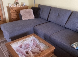 Wohnzimmer mit Schlafsofa .
1,40 m x 2,00 m ausziehbar.