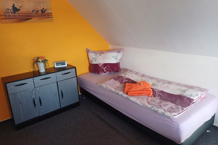 Außerdem gibt es im Schlafzimmer eine Studioliege als 3. Schlafmöglichkeit. 