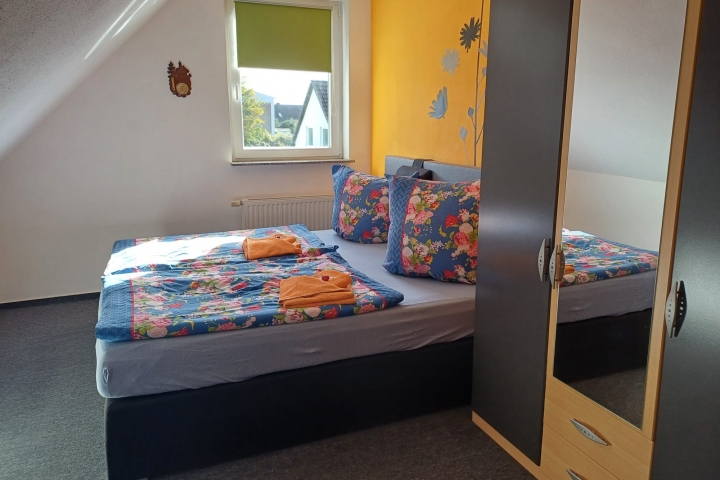 Im Schlafzimmer bietet Ihnen ein Boxspringbett guten Schafkomfort.
