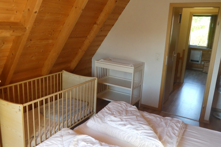 Kinderbett mit Wickeltisch im Elternschlafzimmer