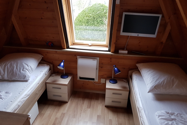 neues Kinderschlafzimmer mit 2 großen Betten und  zusätzlichem TV