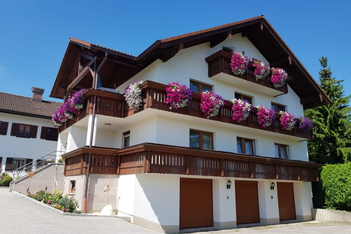 Vom Balkon aus haben Sie einen herrlichen Blick zum Hochstaufen und den umliegenden Bergen.