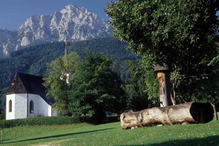 Pfarrkirche von Aufham mit Dorfplatz und Hochstaufen