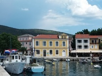 Hafen und Ortszentrum in Selce mit zahlreichen Bars, Cafes und Eisdielen 