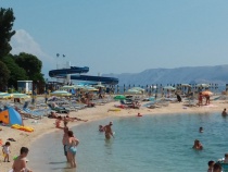 Badestrand. Mehrere Eiscafes, Bars, Pizzerien liegen nur wenige Meter dahinter und sind leicht zu erreichen