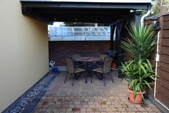 Überdachte Sitzgelegenheit für Ferienhaus