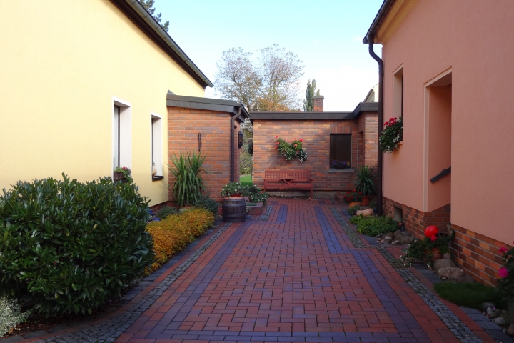 links,Blick zum Ferienhaus und Hof