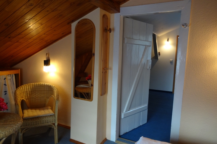 Blick vom zweiten Schlafzimmer zum Vorraum