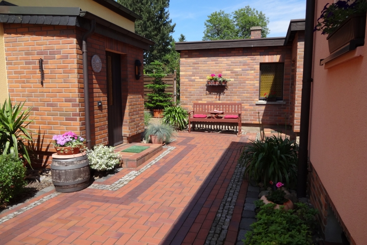 links, Eingang zum Ferienhaus mit Sitzgelegenheit im Hintergrund