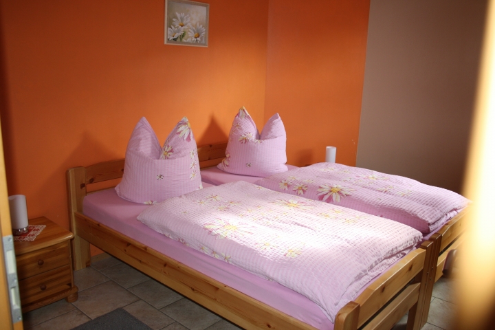 Ein Schlafzimmer verfügt
über ein Doppelbett mit
2 Nachtischen,sowie einen
3türigen Kleiderschrank