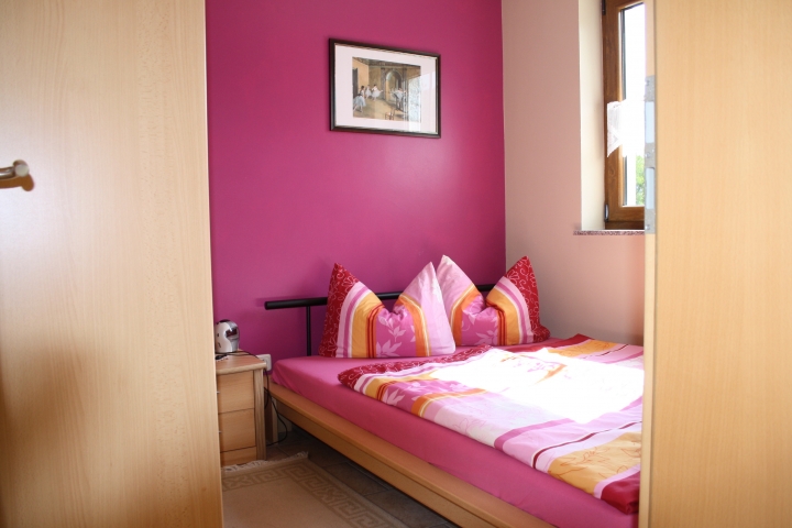 Das zweite Schlafzimmer ist
mit einem 140 cm breiten
Doppelbett einem Nachttisch
sowie eine 2türigen         
Kleiderschrank