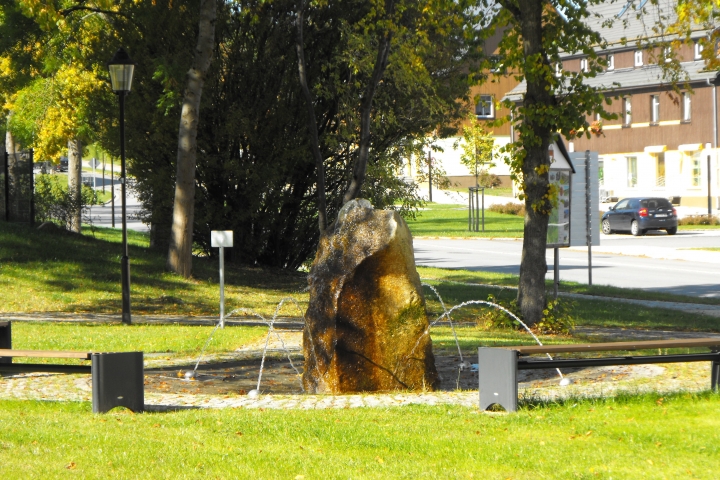 Hinter dem Springbrunnen: Öffentlicher Kinderspielplatz
