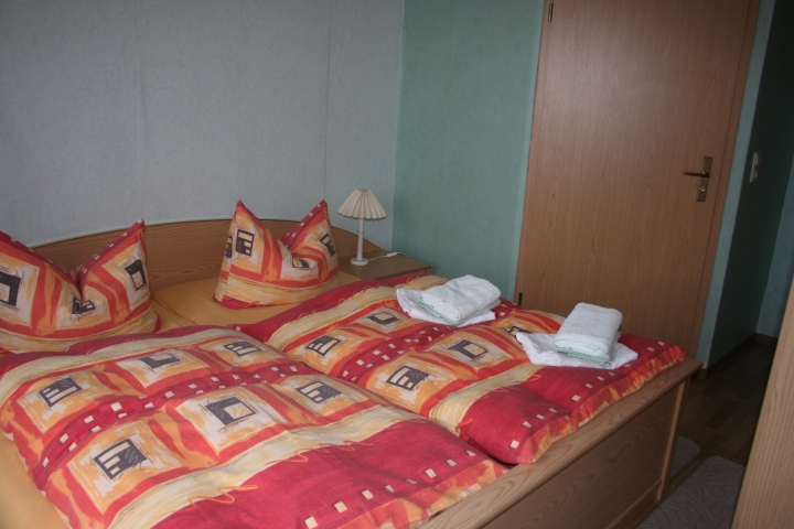 Schlafzimmer mit Doppelbett