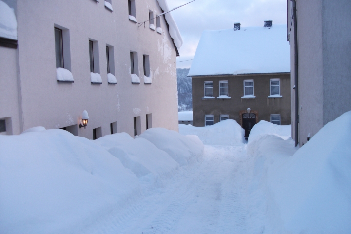 Hauseingang im Schnee