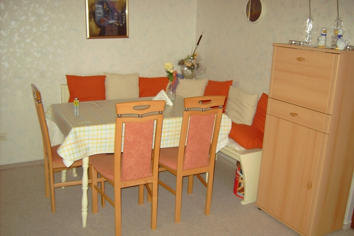 Essecke mit Durchgang zum Wohnzimmer und zur Küche
