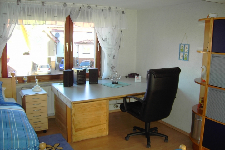 Schlafzimmer 2 für 2-3 Personen Betten 200 x 140 und 200 x 100 mit Schrank und Schreibtisch 