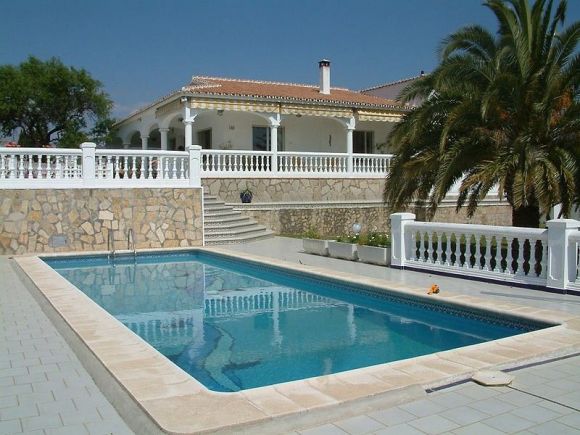Ferienhaus Casa Magarita | Blick über die Poolterrasse auf das Haus 