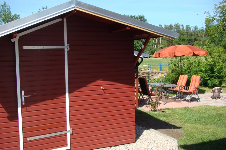 Riggschuppen und Blick zur 2. Sonnenterrasse und zum Grillplatz