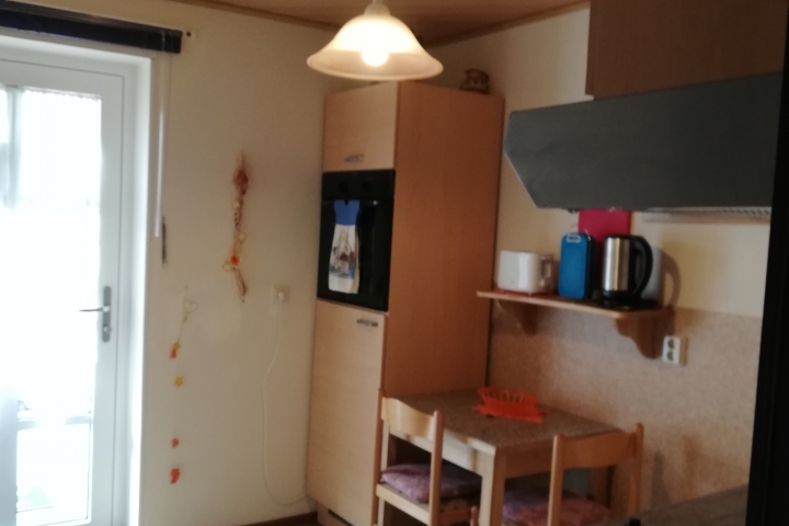Küche mit Tür zur Terrasse