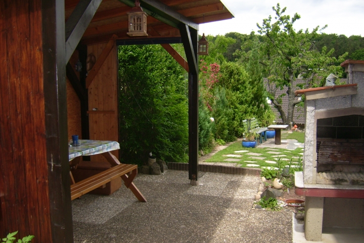 Gemütliche Laube mit Grill in unserem Garten