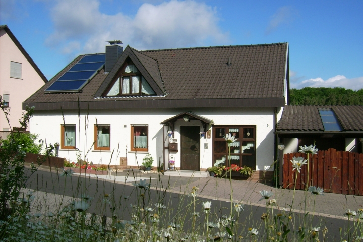 Ansicht von der Straße - 2 PKW-Stellplätze
