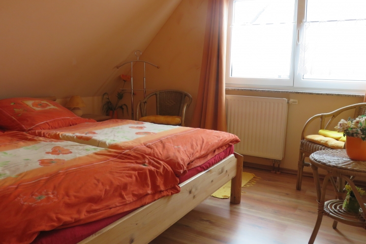 Schlafzimmer I mit Doppelbett und Leseecke