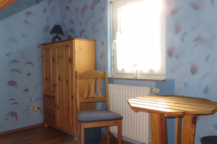 Schlaf-(Kinder)zimmer III mit Tisch, Stühlen und Kleiderschrank