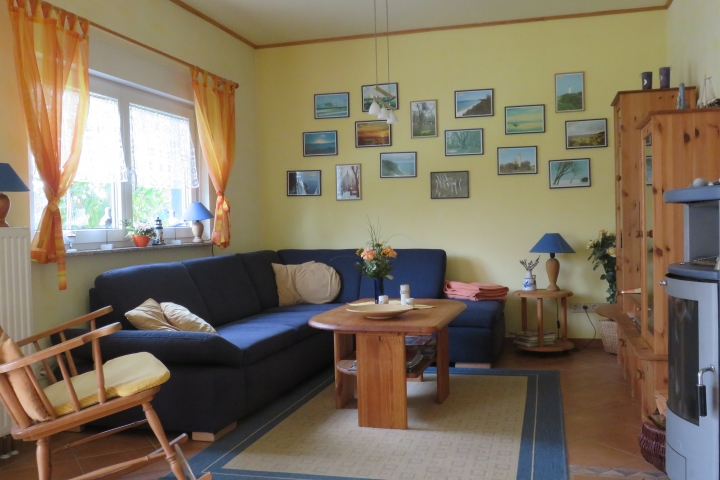Wohnbereich mit Couch und Schaukelstuhl