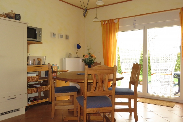 Eßtisch im Wohn-Küchen-Bereich mit Kindersitz